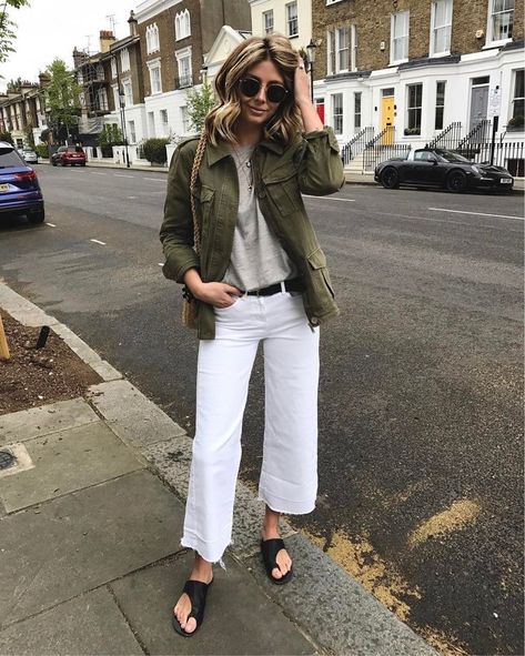 Pretty White Pant With Denim Khaki Jacket White Jeans Spring, How To Wear White Jeans, White Jeans Outfit, Jeans Street Style, Jeans Outfit Women, Outfit Jeans, Mode Casual, Plus Size Swimsuits, Carrie Bradshaw