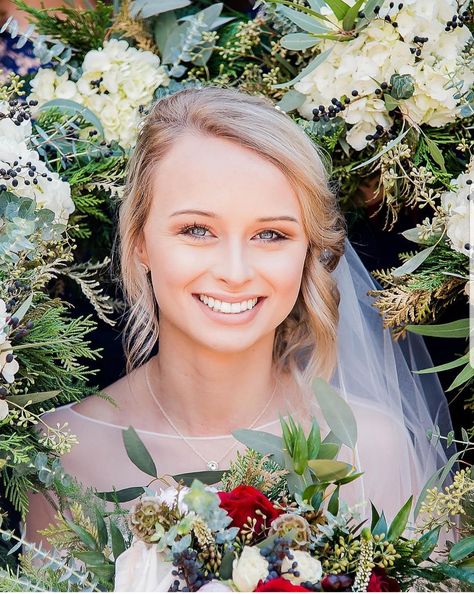 I love this idea of putting the bride's maids and the brides bouquets in a circle around the brides face! Bouquets Around Brides Face, Bride With Bouquets Around Face, Party Poses, Wedding Party Poses, Bride Head, Funny Bride, Photo Board, Wedding Shot, Wedding Hairstyles With Veil