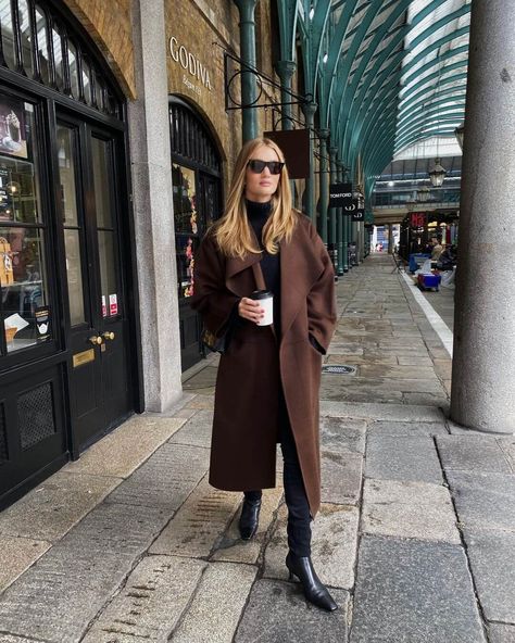 Brown Coat Outfit, Outfit Nero, Long Coat Outfit, Rosie Huntington Whiteley Style, Long Coat Jacket, Effortless Outfit, Coat Outfit, Huntington Whiteley, Brown Outfit