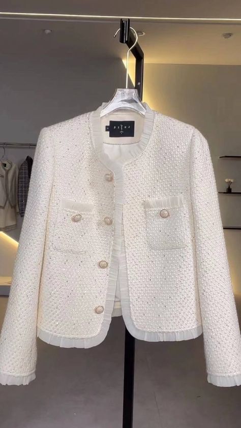 Chanel Jackets For Women, Tweet Jacket, Natural Baby Clothes, Sewing Paterns, Chanel Tweed Jacket, Official Dresses, Luxury Wedding Decor, Sewing Easy Diy, Chanel Tweed