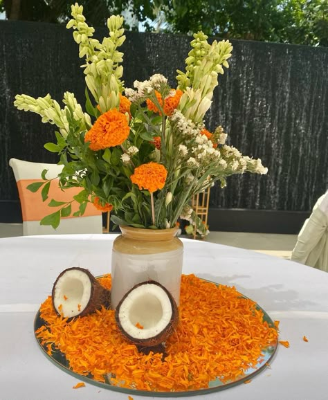 Genda Decor At Home, Flower Vase Arrangements Decorations, Genda Phool Decoration, Genda Flower Decoration, Diwali Dining Table Decor, Diwali Centerpieces, Diwali Table Decorations, Haldi Kumkum Decoration Ideas, Genda Phool Decor