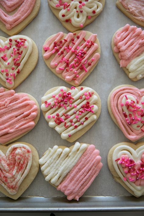 Valentine Sweets, Valentines Party Food, Valentine Cookies Decorated, Heart Sugar Cookie, Valentine Sugar Cookies, Cookie Decorations, Valentines Baking, Sugar Cookie Bars, Sugar Cookie Frosting