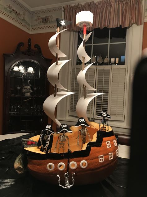 Pirate Ship Pumpkin, Pirate Pumpkin Carving, Halloween Makeup For Kids, Pirate Pumpkin, Halloween Pumpkin Crafts, Creative Pumpkin Decorating, Pumpkin Carving Contest, Pumpkin Decorating Contest, Pumpkin Carving Party