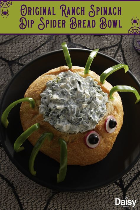 Put a Halloween twist on your favorite spinach dip with this Original Ranch Spinach Dip Spider Bread Bowl. Ranch Spinach Dip, Easy Halloween Food Appetizers, Spider Bread, Halloween Taco Dip, Fun Halloween Appetizers, Halloween Appetizers Easy, Creepy Halloween Food, Daisy Brand, Halloween Party Appetizers