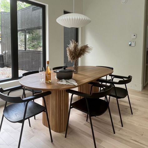 Mcm Oval Dining Table, Dinner Room Oval Table, Dinning Table Oval, Dining Room Walnut Table, Dining Table Design Oval, Oval Dining Table Oak, Cool Kitchen Tables, Dining Room Design Oval Table, Black Wood Oval Dining Table