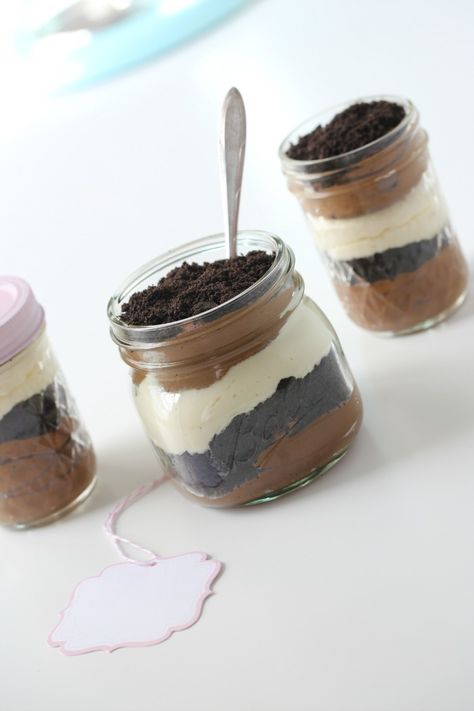 Jar Cakes Recipes, Dirt Cakes, Cake In Jar, Dirt Cups Dessert, Cupcake Pops, Mason Jar Baking, Jar Cakes, Oreo Dirt Cake, Cheesecake Mousse Recipe