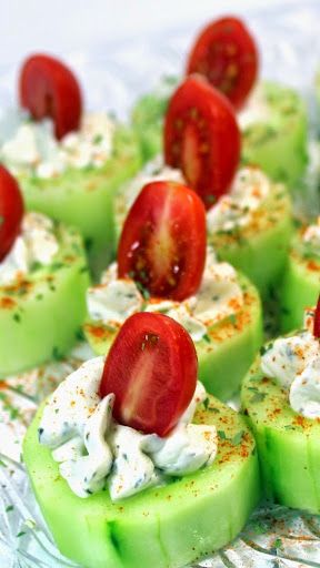 This recipe for cucumber bites with herbed cream cheese and cherry tomatoes is great for party snacks or appetizers. Use some of your fresh herbs for garnish. Potluck Appetizers, Herb Cream Cheese, Cherry Tomato Recipes, Cucumber Bites, Paleo Food, Cucumber Recipes, Appetizer Bites, Holiday Appetizers, Snacks Für Party