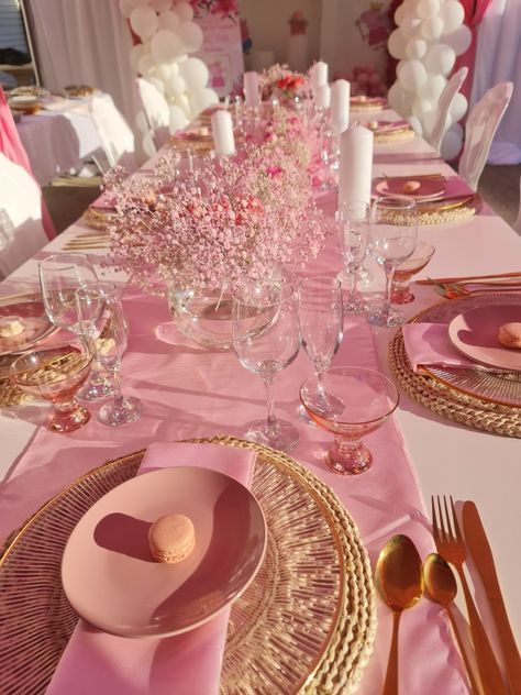 Babys breath and table scaping Pink And Rose Gold Table Setting, Pink And White Party Aesthetic, All Pink Table Setting, Pink White And Gold Table Setting, Pink Round Table Setting, Pink Bday Dinner, Pink Gold And White Party Decoration Table Settings, Pink Table Cloth Decor, Pink Birthday Dinner Table