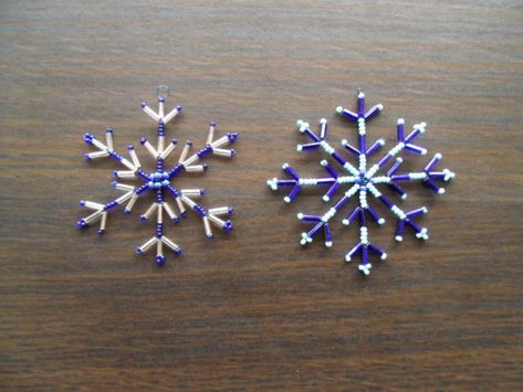 Time to craft some lovely beaded snowflake patterns with easy step-by-step instructions given in the tutorials, DIYs and Instructables! Make A Snowflake, Beaded Snowflakes Ornament, How To Make Snowflakes, Holiday Beading, Beaded Snowflakes, Bijoux Fil Aluminium, Beading Crafts, Beaded Beads, Beaded Christmas Ornaments