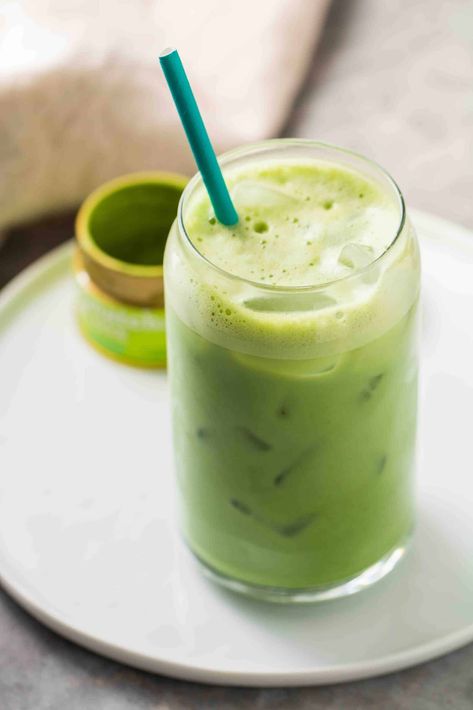 This Starbucks iced matcha green tea latte recipe is the best way to get your matcha fix and save a few bucks too with a homemade drink. Starbucks Iced Green Tea, Oat Plant, Green Tea Matcha Latte, Iced Green Tea Recipe, Green Tea Latte Recipe, Iced Matcha Green Tea, Matcha Drink Recipes, Lifestyle Of A Foodie, Matcha Green Tea Recipes