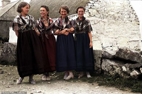 Historical Irish Clothing, Traditional Irish Clothing, Old Ireland, Celtic Clothing, Irish Dress, Irish Clothing, Ancient Ireland, Ireland Fashion, Irish Fashion