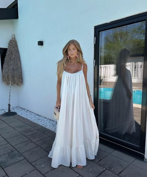 White Linen Dress Outfit, All White Summer Outfits, White Summer Dress Outfit, White Dress Outfit Summer, White Linen Dress Summer, Summer Evening Outfit, Linen Summer Outfits, Summer White Dress, Summer Dress White