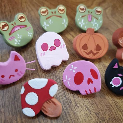 Air Dry Clay Earrings Ideas, Cute Pin Designs, Earing Ideas Clay, Halloween Pins Diy, Halloween Clay Pins, Polymer Clay Ideas Earrings, Cool Homemade Gifts, Clay Cute Crafts, Clay Earing Idea