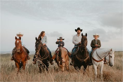 Cowboy Family Pictures, Cowboy Family, Country Family Photos, Western Family Photos, Farm Family Pictures, Elizabeth Hay, Western Photo Shoots, Western Family, Pictures With Horses