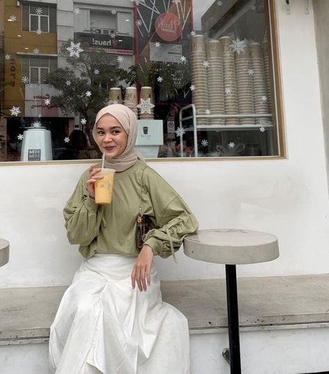 Earth Tone Outfits Casual Hijab, Earth Tone Outfits Casual, Green Hijab Outfit, Outfit Earth Tones, Casual Outfits Hijab, Army Green Outfit, Green Top Outfit, Mix And Match Outfits Hijab, Army Outfit