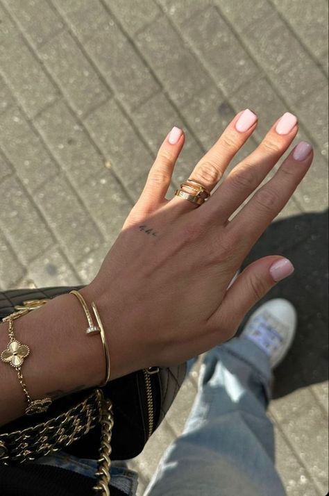 Cartier Nail Bracelet Stack, Ring Stack Cartier, Cartier Love Ring Stack, Cartier Ring Stack, Cartier Nail Ring, Jewellery Cartier, Cartier Nail Bracelet, Scandinavian Outfit, Cartier Love Ring