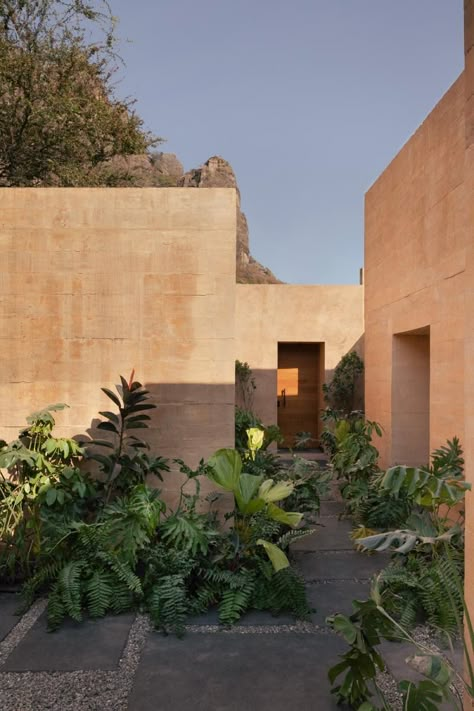 RA! , Mariana Achach · LL HOUSE · Divisare Santiago Sierra, Mexican House, Japanese Interiors, American Interior, Italian Interior, Internal Courtyard, American Houses, Building Plan, French Interior