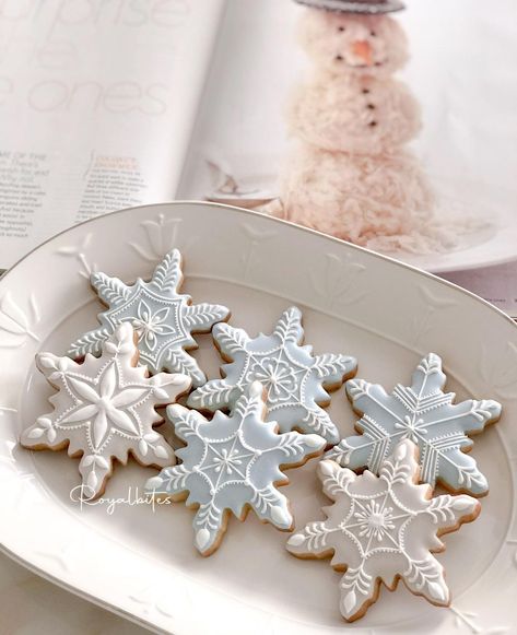 Royalbites on Instagram: “Snowflakes cookies” Snowflake Gender Reveal Cookies, Snowflakes Cookies, Snowflake Cookies Decorating, Cakes Disney, Snowflake Sugar Cookies, Winter Wonderland Birthday Party, Christmas Sugar Cookies Decorated, Gender Reveal Cookies, Winter Wonderland Birthday