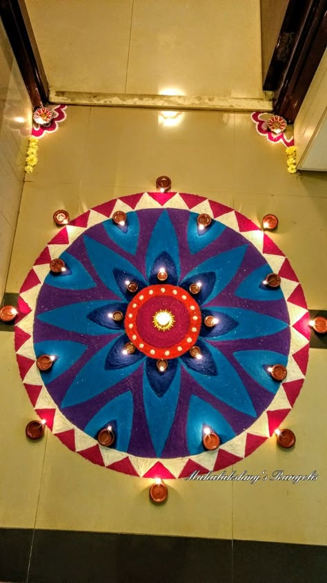 Rangoli With Rice Design, Easy Circle Rangoli Designs, Rangoli Without White Colour, Free Style Rangoli Designs, Shading Rangoli Design, Big Easy Rangoli Designs, Rangoli Designs Big And Easy, Traditional Rangoli Designs Diwali, Easy Big Rangoli