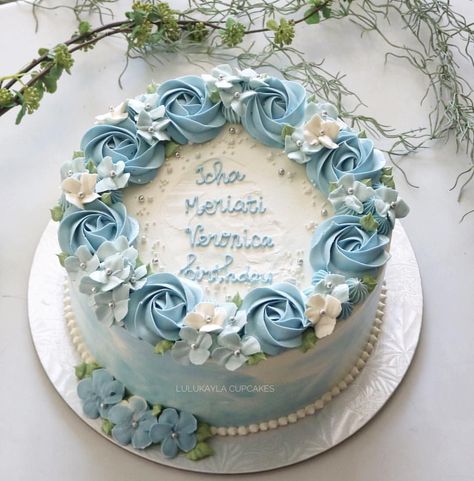 Anniversary Cake Flowers, Birthday Cake Blue Flowers, Birthday Cake With Blue Flowers, Pastel Blue Cake Birthday, Blue Flower Cake Birthday, Pretty Blue Cake, Blue Buttercream Flowers, Anniversary Cake Decorating Ideas, Blue Floral Cake Birthday