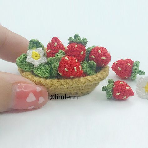 Tiny Strawberry Crochet Pattern, Strawberry Flower Crochet Pattern, Mini Strawberry Crochet Pattern Free, Mini Strawberry Crochet Pattern, Small Strawberry Crochet Pattern, Tiny Crochet Projects Free, Crochet Mini Strawberry, Glow Crochet, Tiny Crochet Projects