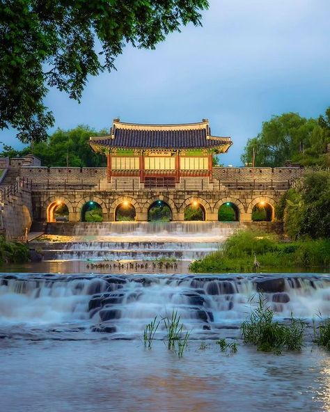 Hwahongmun Gate in Suwon, South Korea. 📸 @cheol_film 📍Suwon , South Korea Landscape 🌍 Link in bio for #koreatravel blog! #korea #southkorea #korealandscape #travelkorea #koreatrip#visitkorea #ongooglemaps #koreaselatan #southkoreatravel #southkorea🇰🇷 Suwon South Korea, South Korea Landscape, Korea Landscape, Korea Photo, Chuncheon, Gyeongju, Create Your Own Story, South Korea Travel, Suwon