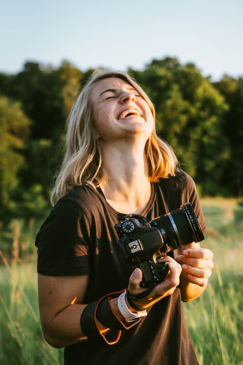 Woman With Camera Photography, Posing With A Camera, Branding Shots, Photographer Self Portrait, Holding A Camera, Foto Cowgirl, Girls With Cameras, Branding Photoshoot Inspiration, Branding Session