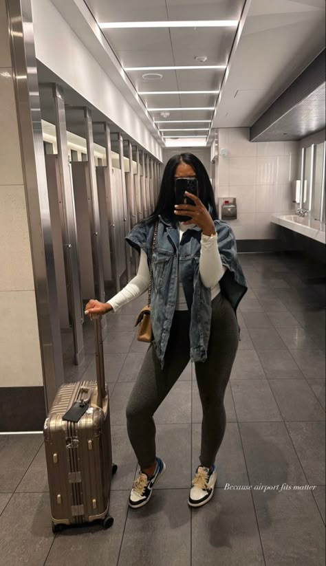 Airplane Outfit Black Women, Air Port Outfit Black Women, Airport Fits Black Women, Airport Outfit Jeans, Cute Airport Fits, Airport Outfit Black Women, Cute Airport Outfit, Chic Airport Outfit, Comfy Airport Outfit