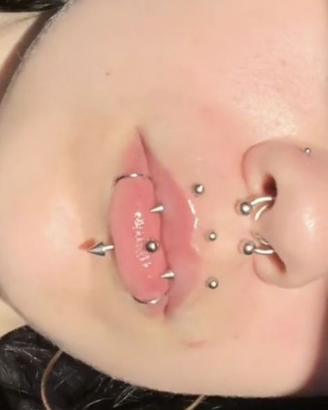 Aesthetic Facial Piercings, Picerings Ideas Face, Angel Bites And Vertical Labret, Goth With Piercings, Vertical Angel Bites Piercing, Face Peicerings, Angel Fangs Piercing Lip, Snake Bites And Angel Bites, Piercing Face Ideas