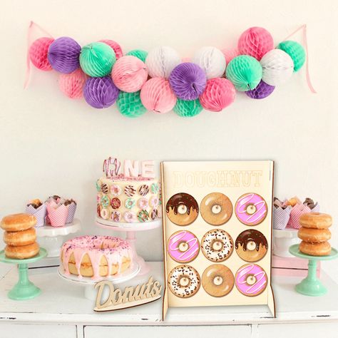 Descripción:    Madera 9 Donut Wall Candy Stand Soporte de mesa Decoración para el hogar Suministros para banquetes de boda   Especificaciones:  Nombre del producto: soportes de pared Donut  Material: Madera  Tamaño: 40*30 cm/15,74*11,81 "  Cantidad: 1 ud.  Características:  - Los invitados adorarán este lindo regalo para tus celebraciones mientras se sirven deliciosos donuts. Observe la expresión de deleite en sus rostros cuando vean nuestra fabulosa pared de donas. Coloque la pared de dona Doughnut Stand, Sweet Cart, Donut Display, Rainbow Donut, Birthday Sweets, Treat Stand, Wedding Favor Table, Candy Stand, Wall Stand