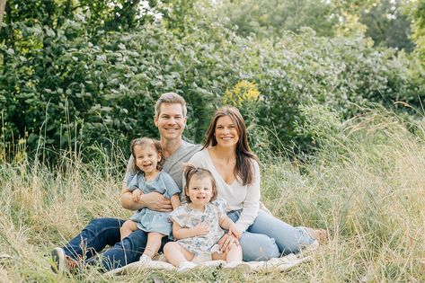 Fall Family Photos Sitting On Blanket, Family Pictures Sitting On Blanket, Family Pictures Sitting Down, Blanket Family Pictures, Family Photos Sitting On Blanket, Family Twins Photography, Family Pictures With Baby And Toddler, Family Photos Twins, Blanket Poses