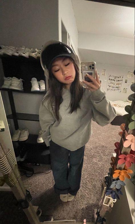 Low Rise Jeans Outfit Autumn, Y2k Fits Ideas, Outfit Ideas For School Baggy Jeans, Partly Cloudy Outfit, Crew Neck Fits, Cute Baggy Jeans Outfit For School, Outfits For School Baggy Jeans, Grunge Indie Fashion, Cap And Headphones Outfit