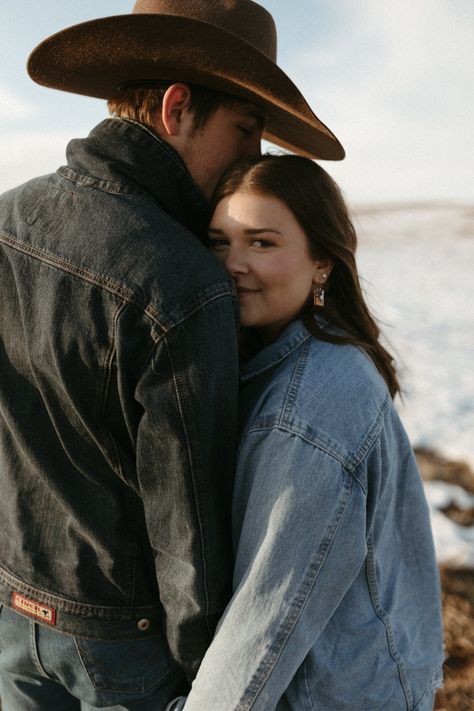 1 Yr Anniversary Photo Shoot, Western Theme Engagement Pictures, Cowboy Hat Couple Pictures, Engagement Photos Western Country Style, Cowboy Couple Photoshoot, Western Photoshoot Ideas Couple, Couples Western Photoshoot, Cowboy Engagement Pictures, Cowboy And Cowgirl Couple