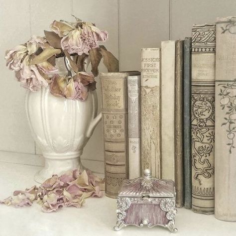 Books Flowers, Romantic Academia, Mood And Tone, Princess Aesthetic, Beige Aesthetic, Green Witch, Light Academia, Aesthetic Themes, Pink Princess