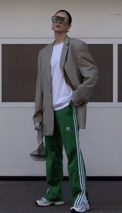 Jogging Adidas Outfit, Outfits 2025 Trends, Jog Pants Outfit, Green Adidas Pants Outfit, Green Jogger Outfit, Wide Leg Track Pants Outfit, Green Track Pants Outfit, Adidas Firebird Pants Outfit, Adibreak Pants Outfit