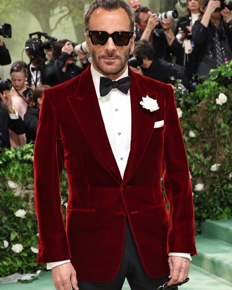 Shades of the #MetGala! ✨⁠ ⁠ From Bad Bunny's out-of-this-world #Kuboraum shades to Tom Ford rocking #JacquesMarieMage (plot twist!), our blog breaks down the hottest sunglasses that hit the Met Gala green carpet! ⁠ ⁠ Head to the link in bio to see more!⁠ ⁠ #MetGala2024 #GardenofTime #MetGalaFashion #Fashion #Celebrity #BadBunny #ChrisHemsworth #TomFord #SebastianStan #JeffGoldblum #PierpaoloPiccioli #Kuboraum Red Tuxedo Wedding, Mens Tux, Cool Tuxedos, Red Tuxedo, Wedding Tux, Hollywood Red Carpet, Gala Fashion, Denim Suit, Outfits Hombre