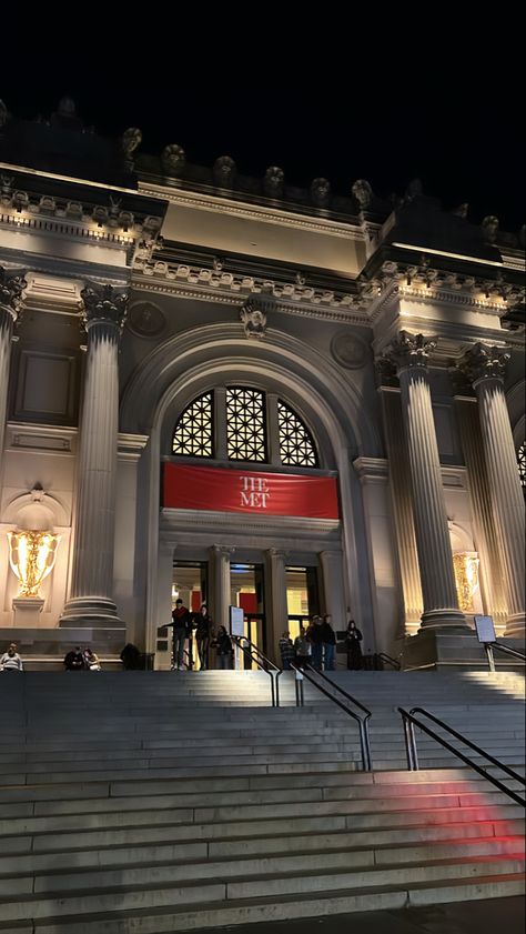 metropolitan museum of art date night in new york city Met Steps Aesthetic, New York Date Aesthetic, Nyc Date Night Aesthetic, New York Date Night, New York City Aesthetic Night, Night At Museum, Nyc Date Ideas, Nyc Aesthetic Night, Museum At Night