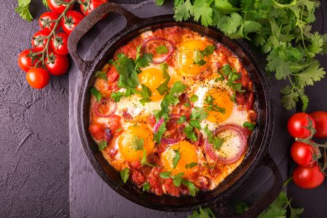 Aussi appelé oeuf à l'israélienne, le shakshuka est savoureux au petit-déjeuner. Il peut tout aussi bien être servi au dîner avec une salade. Traditional Shakshuka Recipe, Shakshuka Recipes, Stovetop Pressure Cooker, Buttered Noodles, Middle Eastern Dishes, Perfect Brunch, Egg Recipes For Breakfast, Breakfast Dishes, Meal Time