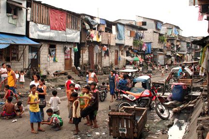 Poverty in other countries is not comparable to the poverty in the US. As we see in this picture how families have to live in slums and even bathe in dirty water every day of their lives. According to UNICEF more than 22,000 children die from poverty each day.  Pictures like these allow people to understand and get a sense of what it is like to truly live in poverty. Poverty Photography, What Is Poverty, Country Photography, Poor Family, Poor Countries, Jesus Images, Third World, Developing Country, Photo Essay