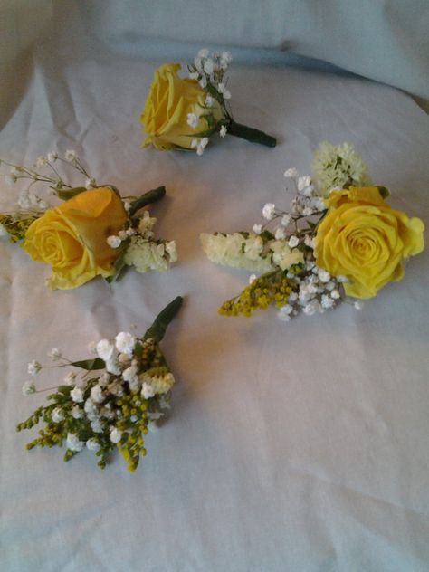 Yellow Corsage, Gold Corsage, Hoco Inspo, Rose Corsage, Corsage Prom, Button Holes, Senior Prom, Yellow Wedding, Little Flowers