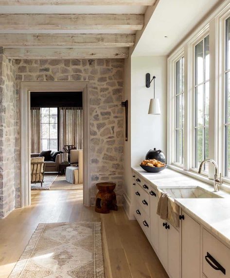 Take a peek inside this stunning modern rustic villa in Alabama Alabama Farmhouse, House Mediterranean, Kitchen Island Design, Farmhouse Interior, Sustainable Home, Shabby Chic Homes, Scandinavian Home, Mid Century House, Rustic Kitchen