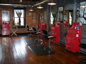 Hair Salon with toolchests Barber Ideas, Salon Decorating, Hair Stations, Beautiful Salon, Hair Salon Design, Barbershop Design, Salon Stations, Barber Shop Decor, Beauty Salon Interior