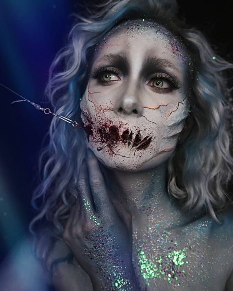 @simonehere makeup by Simone Christoffersen #makeup #siren #mermaid #sirenmakeup #sfxmakeup #sfx #hooked #kryolan #bodypaint #glitter #creativemakeup Shark Makeup, Scary Mermaid, Siren Makeup, Mermaid Makeup Halloween, Makeup Ideas For Halloween, Mermaid Siren, Sparkly Makeup, Magical Mermaid, Transform Yourself