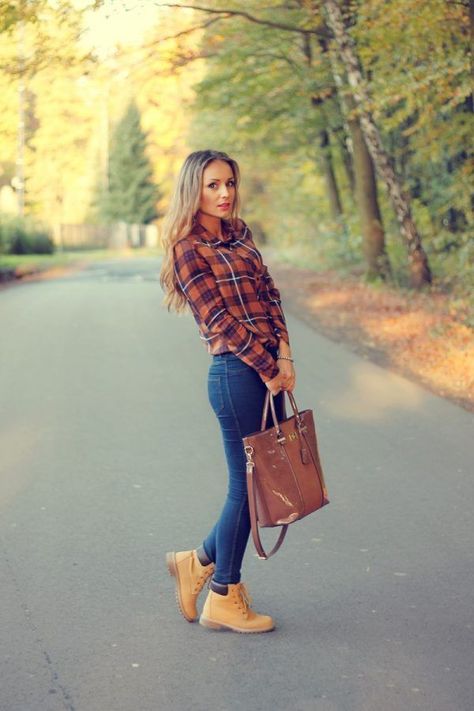 d9731321ef4e063ebbee79298fa36f56 Cute Outfits With Timberlands, Timberland Boots Women Outfit, How To Wear Timberlands, Cowgirl Boots Outfit, Timberland Boots Outfit, Timberland Outfits, Timberland Classic, Timberland Boots Women, Red Shirt Dress