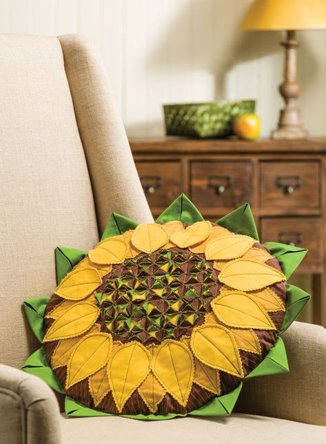 Sunflower Pillow Country Sampler Magazine, Sunflower Throw Pillows, Sunflower Crafts, Holiday Pillows Covers, Sunflower Pillow, Sunflower Quilts, Cute Cushions, Country Sampler, Applique Pillows