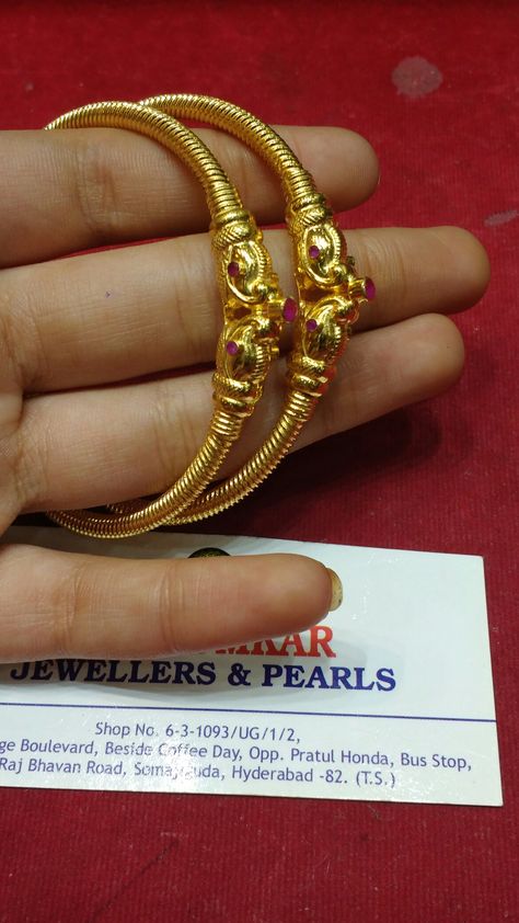 Kada Bangles Gold Design, Gold Bangle Watch, Gold Kangan, Gold Jewelry Prom, Rajputi Jewellery, Jewelry Prom, Gold Bracelet Simple, Gold Sheets, Simple Gold Earrings