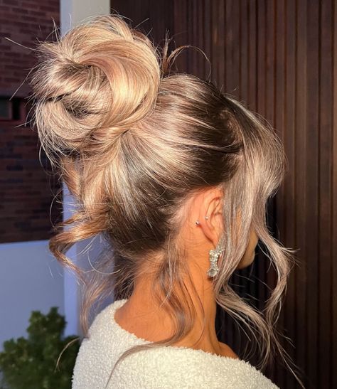 Summer Calls For Messy Buns; And We Are All Up For The Messiness 1 Low Space Buns, Work Hairstyles For Long Hair, High Messy Bun, Cute Summer Hairstyles, Wavy Ponytail, Bubble Ponytail, Space Buns, High Bun, Braids With Curls