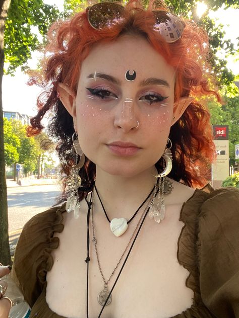 Ren Fair Elf Makeup, Dnd Makeup Looks, Nature Elf Makeup, Medieval Elf Makeup, Renisance Fair Makeup, Renesance Makeup, Rennaisance Faire Makeup, Pink Elf Makeup, Medieval Makeup Ideas