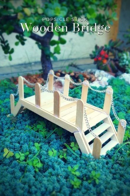 Popsicle Craft, Popsicle Stick Crafts House, Popsicle Stick Houses, Diy Popsicle Stick Crafts, Diy Popsicle, Popsicle Crafts, Fairy Garden Crafts, Fairy Garden Designs, Wooden Bridge