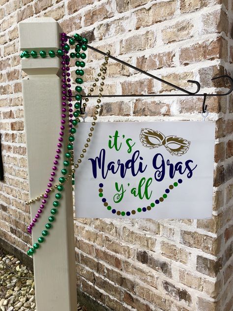 Mardi Gras Wood Signs, Mardi Gras Signs, Carnival Signs, Carnival Cakes, Mardi Gras Crafts, Wooden Door Signs, Mardi Gras Decorations, Cake Display, Vinyl Signs